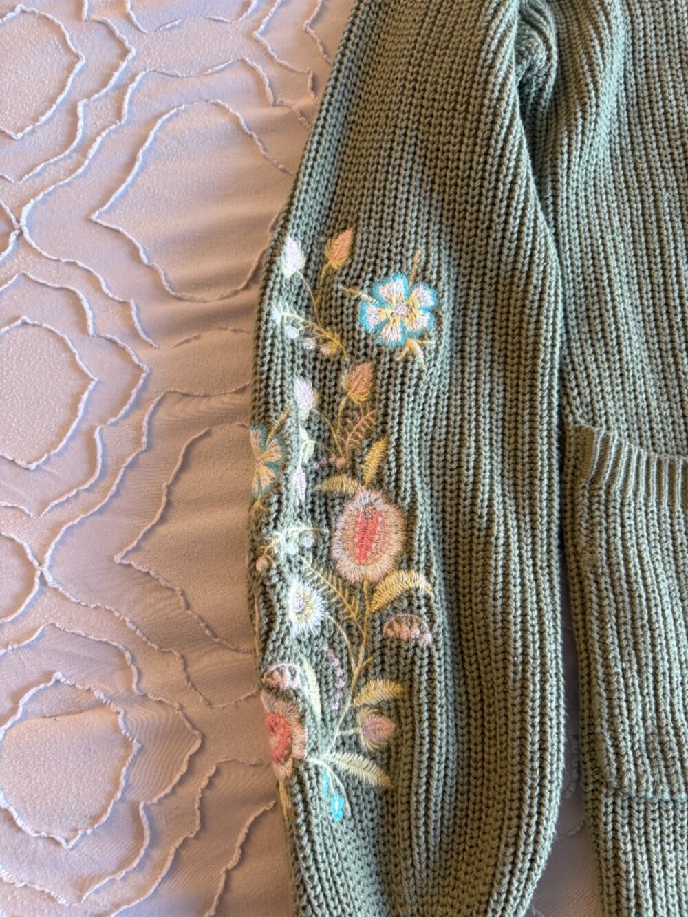 NWOT Francesca's Collections Mi Ami Monica Floral Embroidered Cardigan - Olive - Picture 3 of 6